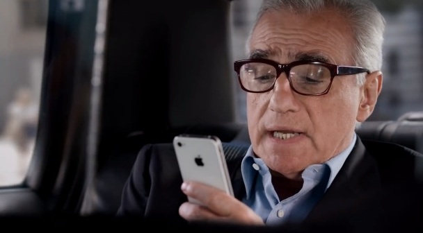Martin Scorsese usando un iPhone