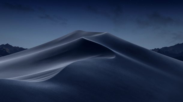 Imagen oscura de escritorio de las dunas en el desierto de Mojave cuando es dinámico y en medio de la noche