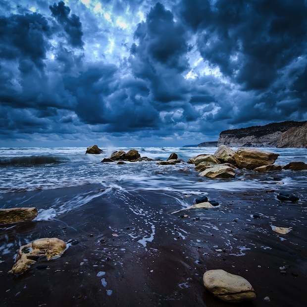 Escena de playa tormentosa