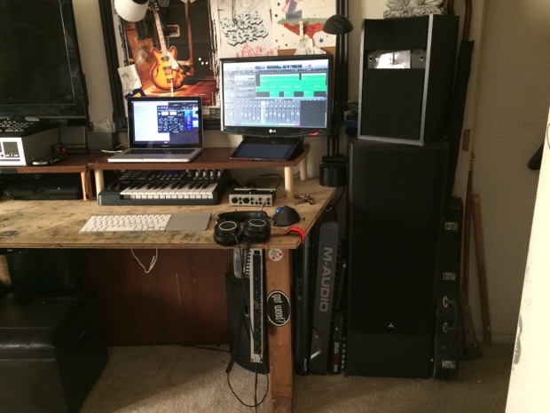 mac-desk-setup-audio-engineering-student-3