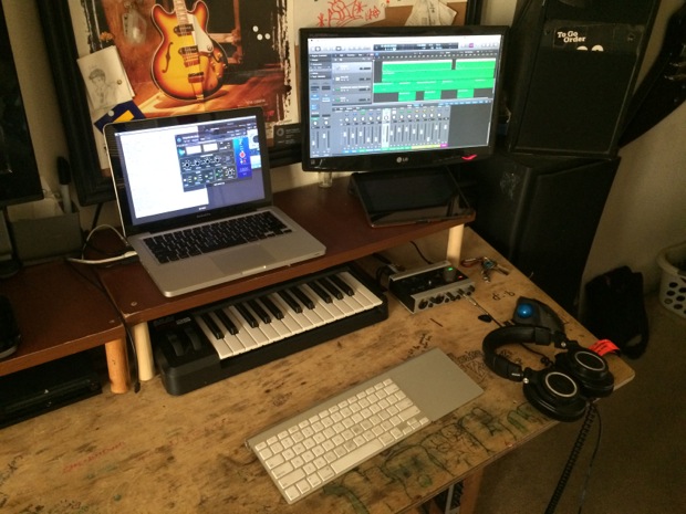 mac-desk-setup-audio-engineering-student-4