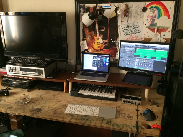 mac-desk-setup-audio-engineering-student-2