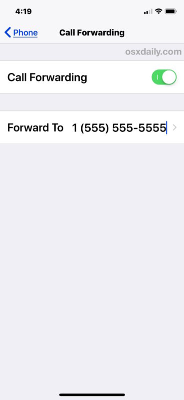 Desvío de llamadas activado en iPhone con desvío al número mostrado