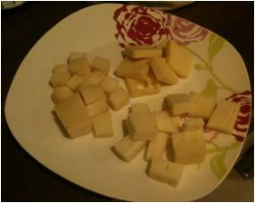 queso cortado en cubitos
