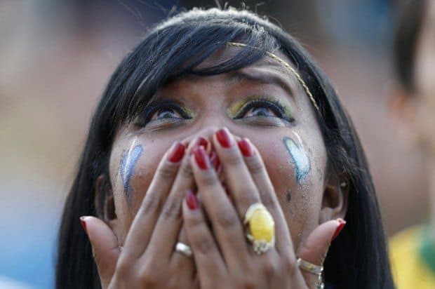 Fans llorando tras la derrota de Brasil