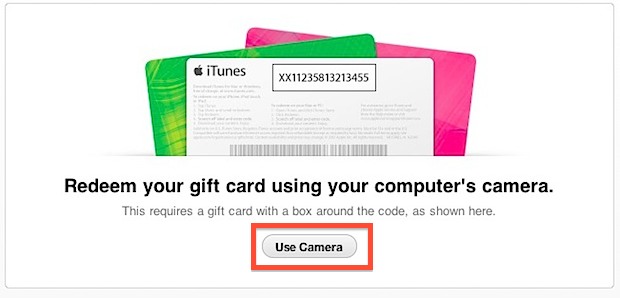 Coge la tarjeta de regalo de la tienda de aplicaciones con una cámara