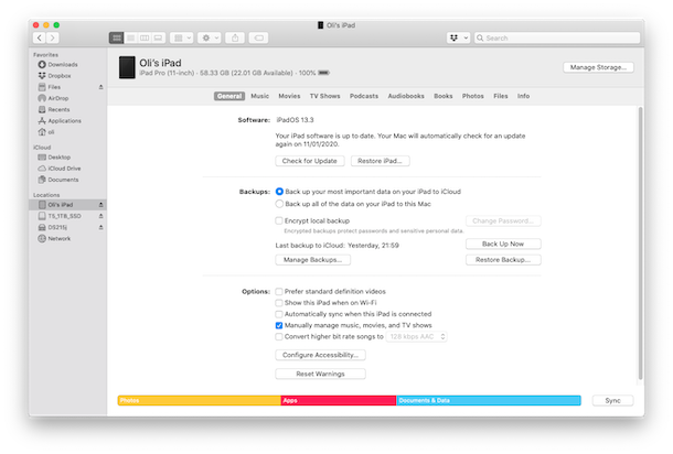 La ventana del Finder de MacOS muestra el iPhone o iPad conectado y listo para hacer una copia de seguridad
