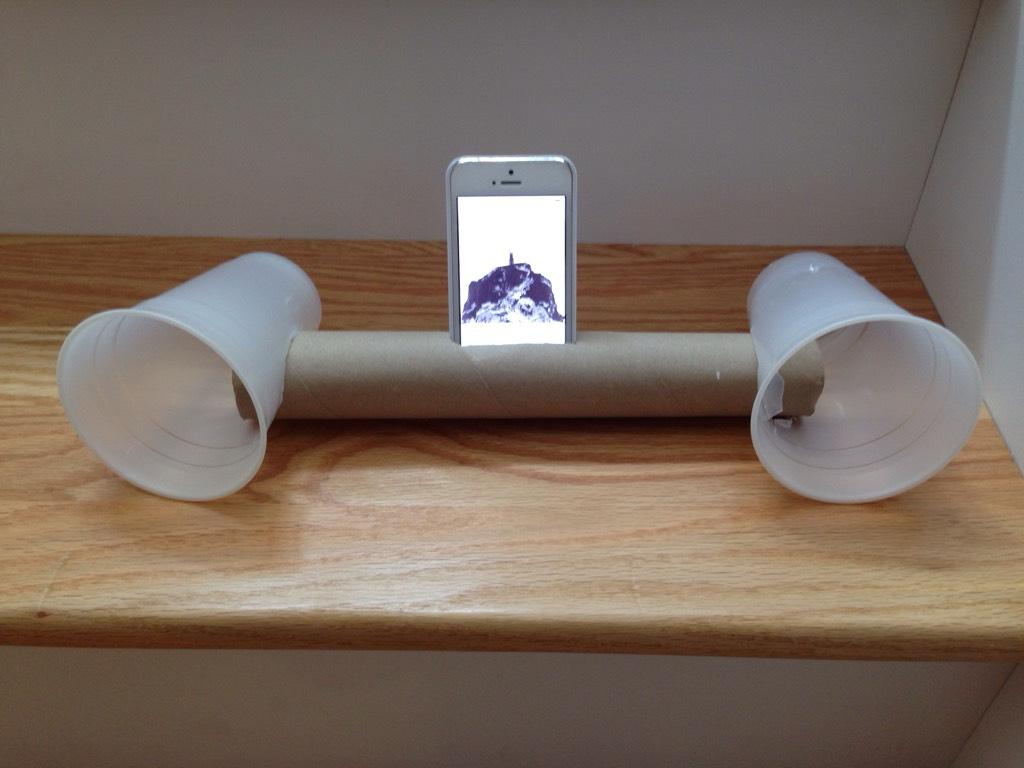 Construye tus propios parlantes para iPhone con un rodillo y dos jarras de cerveza