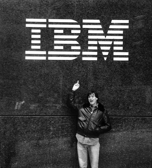 Steve Jobs señala con el dedo a IBM