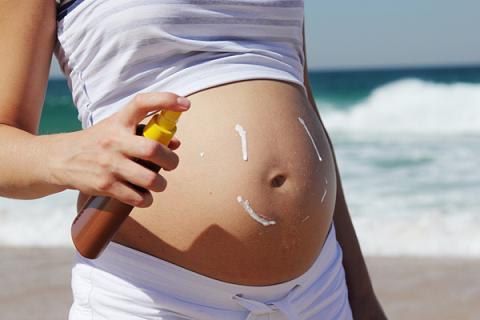 Protéjase del sol durante el embarazo