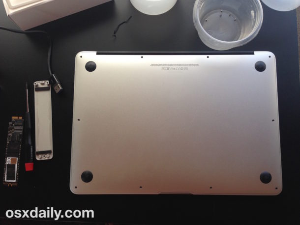 retire el panel inferior del macbook air para reemplazar el SSD