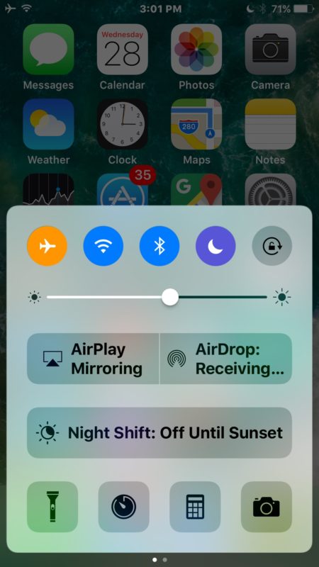 Primero abra el centro de control de iOS para encontrar los controles de música