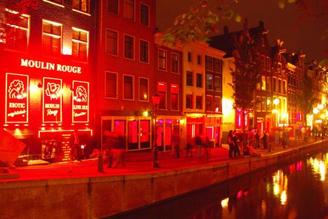 Los escaparates de las tiendas de luz roja de Amsterdam