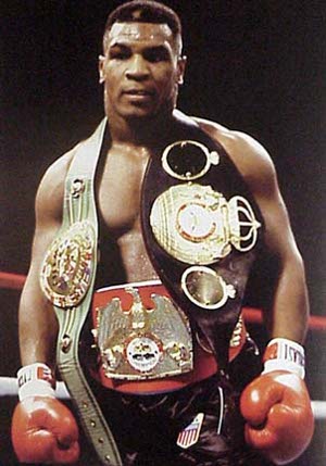 Tyson campeón de tres cinturones