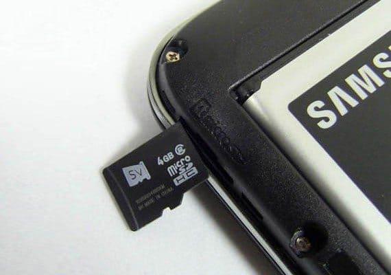Retire la tarjeta micro SD o SD del teléfono inteligente