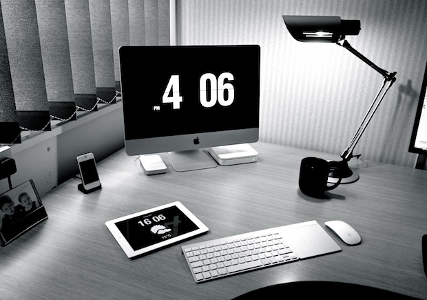 Configurar el iMac de un administrador de proyectos en el escritorio