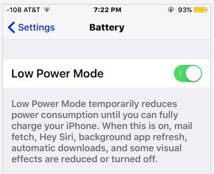 El modo de bajo consumo se apaga y enciende con el iPhone, el ícono de la batería cambia a amarillo para indicar iones