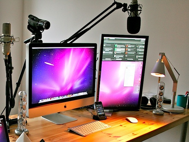 iMac con una pantalla externa girada verticalmente