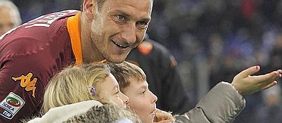 Francesco Totti celebra con sus hijos